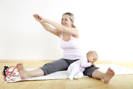 junge mama macht mit ihrem baby fitness + yoga uebungen