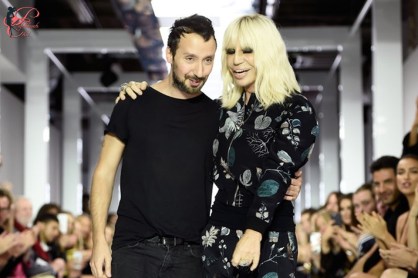 vaccarello_e_donatella_versace_perfettamente_chic
