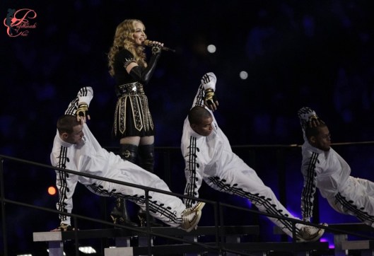 Jeremy_Scott_perfettamente_chic_Madonna_Super_Bowl_2012.jpg