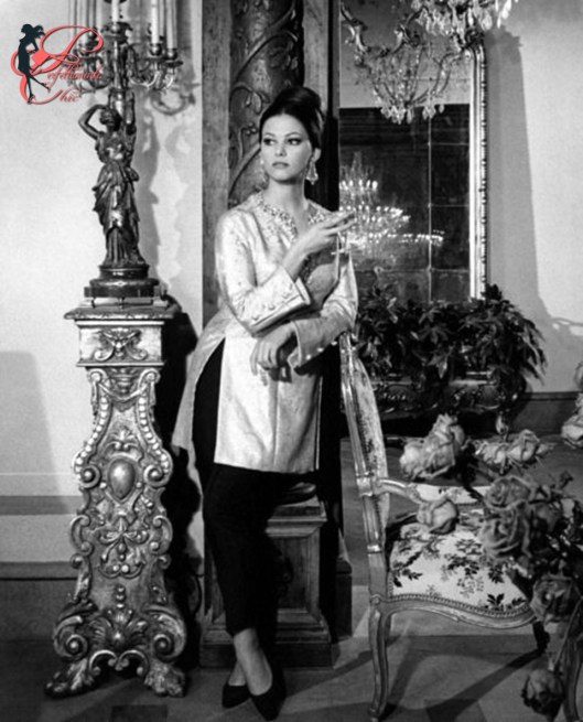 Irene_Galitzine_perfettamente_chic_Claudia_Cardinale_La pantera_rosa.jpg