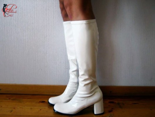 André_Courrèges_perfettamente_chic_stivaletti_bianchi