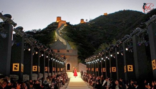 Fendi_perfettamente_chic_Muraglia_Cinese_2007
