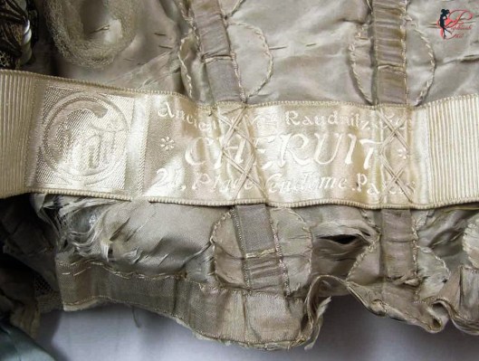 Louise_Chéruit_perfettamente_chic_etichetta