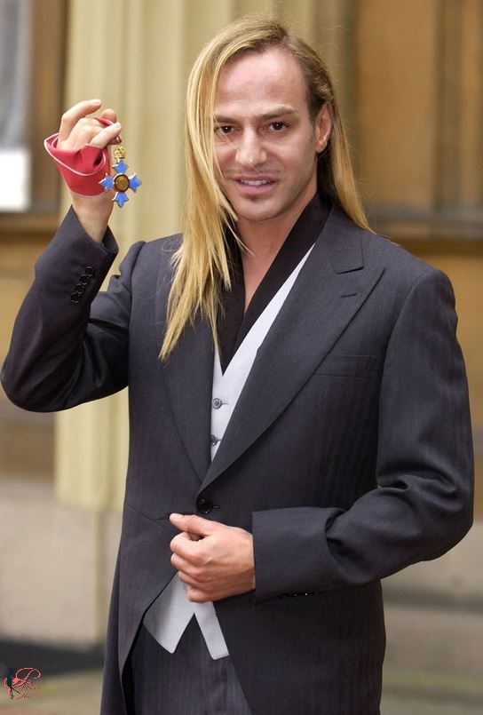 John_Galliano_perfettamente_chic_Buckingham_Palac