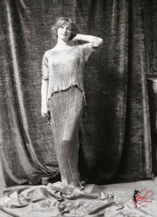 Mariano_Fortuny_perfettamente_chic_abito_Delphos