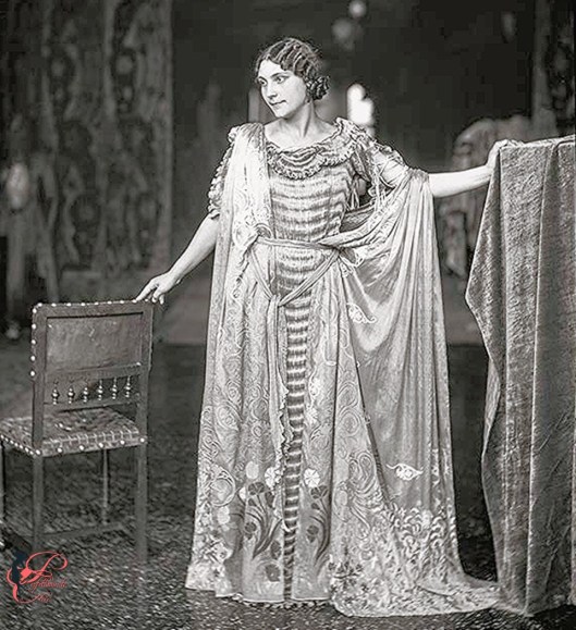 Mariano_Fortuny_perfettamente_chic_Delphos_scialle_Cnosso